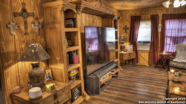 Image 21 of 57 For 704 Alex Auld