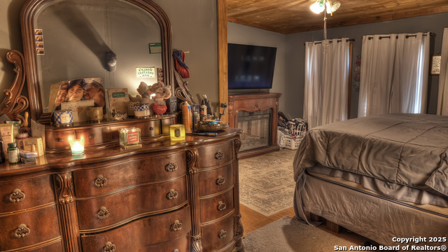 Image 24 of 57 For 704 Alex Auld