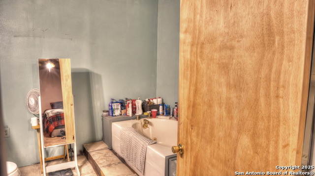 Image 28 of 57 For 704 Alex Auld