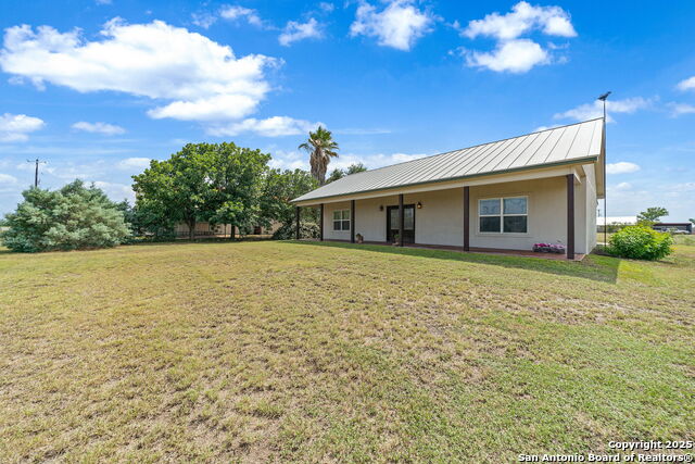 Listing photo id 17 for 1422 Fm 2790