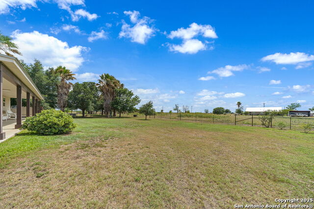 Listing photo id 20 for 1422 Fm 2790