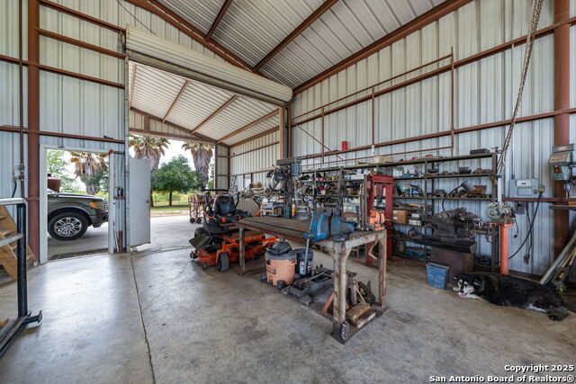 Listing photo id 2 for 1422 Fm 2790