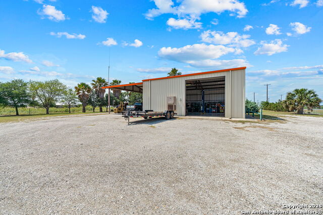 Listing photo id 7 for 1422 Fm 2790