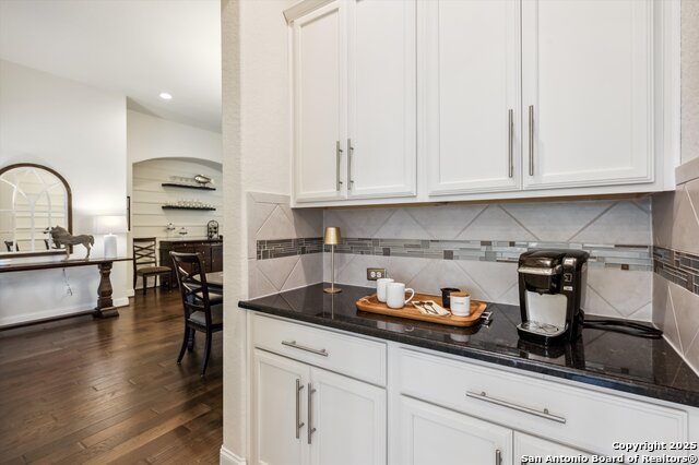Listing photo id 15 for 1036 Carriage Loop
