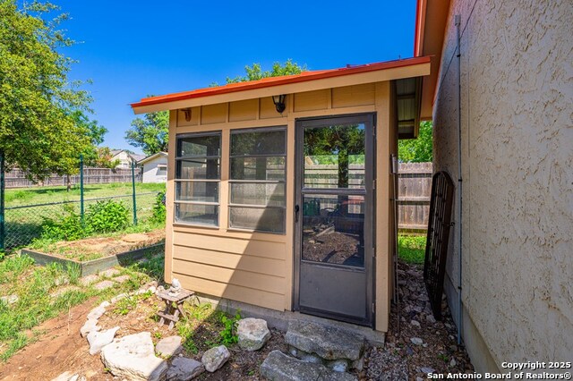 Image 27 of 33 For 818 Bulwer