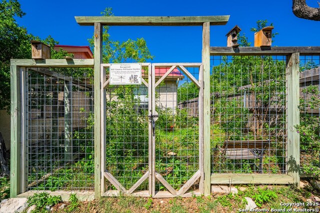 Image 28 of 33 For 818 Bulwer