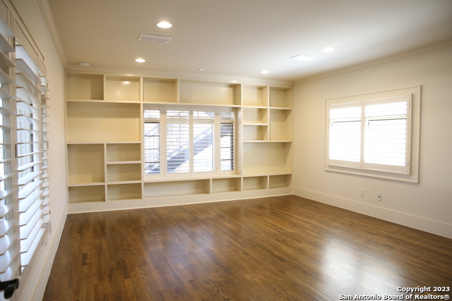 Listing photo id 11 for 229 Main St N