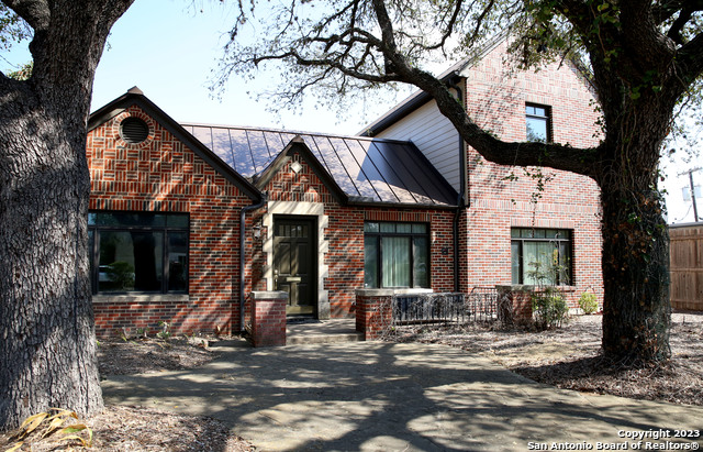 Listing photo id 0 for 229 Main St N
