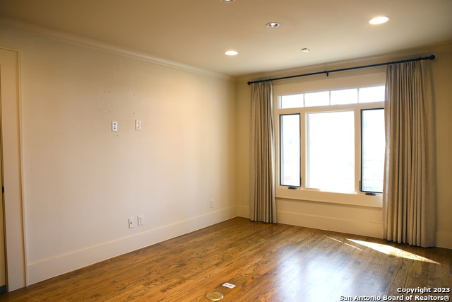 Listing photo id 3 for 229 Main St N