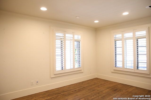 Listing photo id 6 for 229 Main St N