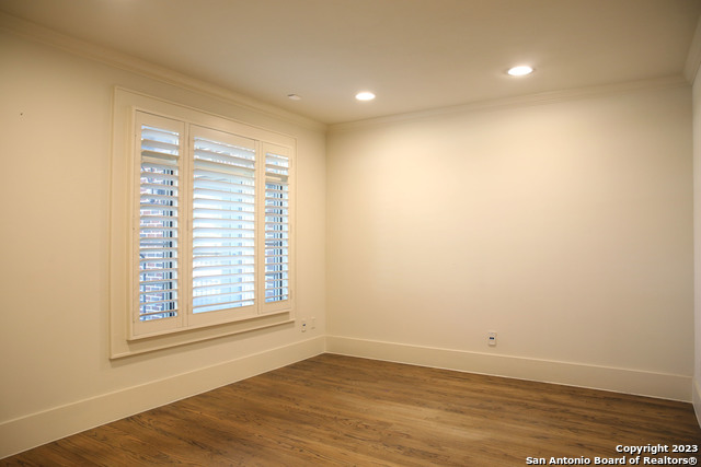 Listing photo id 7 for 229 Main St N
