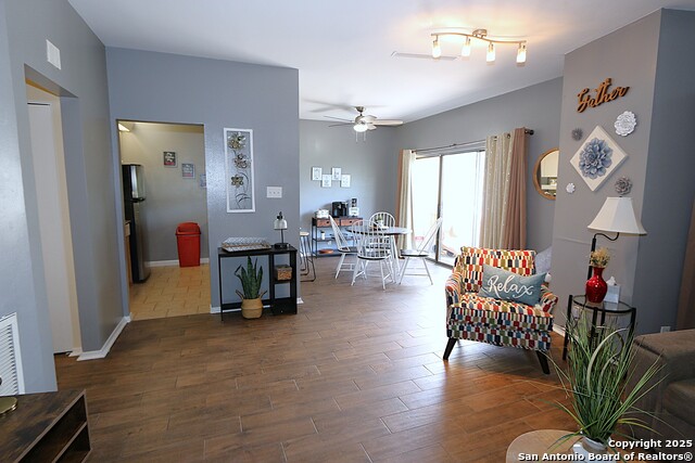 Image 14 of 30 For 8642 Fredericksburg  308