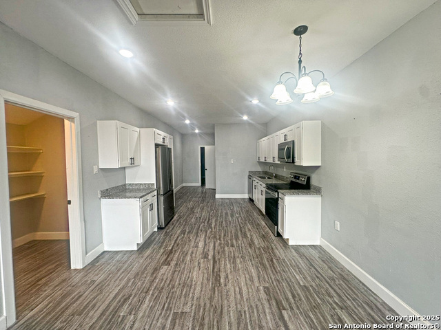 Image 7 of 14 For 7550 Oak Chase  3