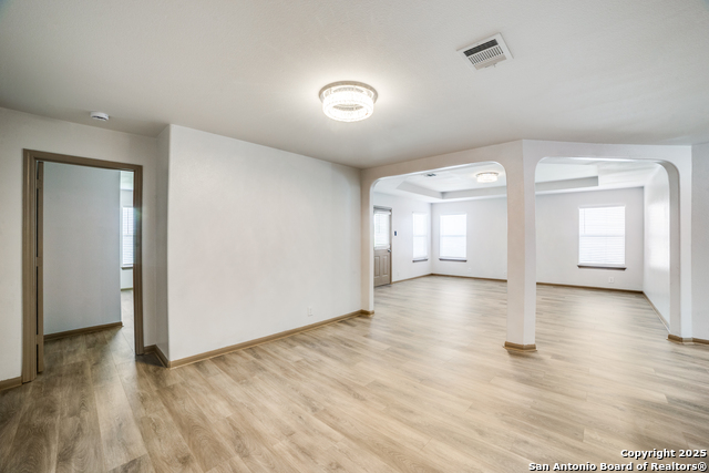 Image 4 of 27 For 927 Magnolia Hill