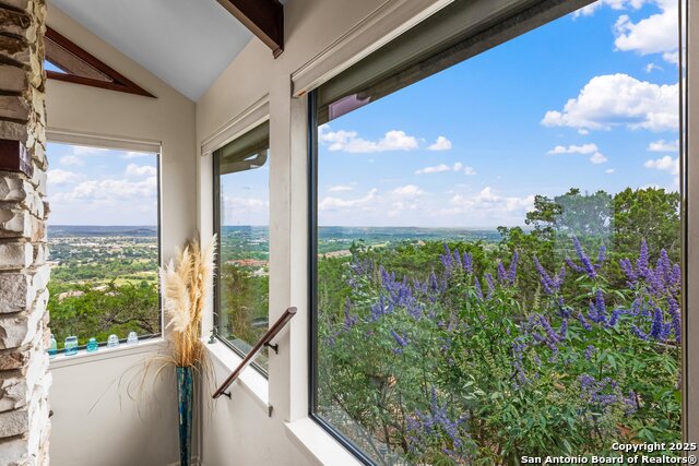 Listing photo id 20 for 327 Loma Vista