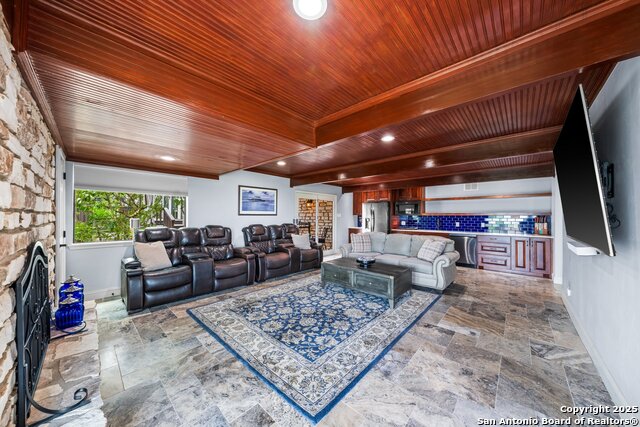 Listing photo id 23 for 327 Loma Vista