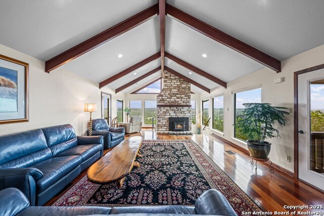 Listing photo id 6 for 327 Loma Vista