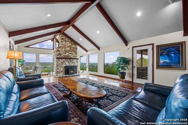 Listing photo id 7 for 327 Loma Vista