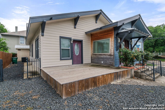 Listing photo id 0 for 702 Euclid Ave E