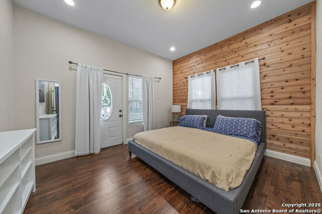 Listing photo id 21 for 702 Euclid Ave E