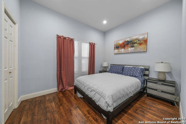 Listing photo id 23 for 702 Euclid Ave E