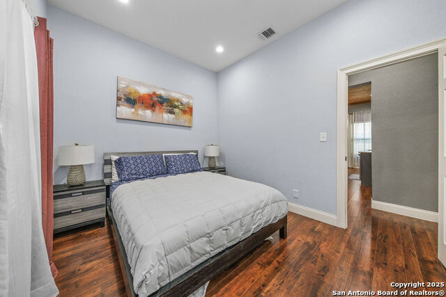 Listing photo id 24 for 702 Euclid Ave E