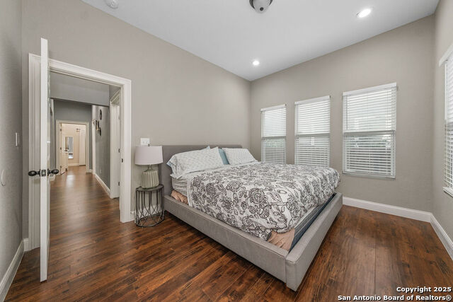 Listing photo id 26 for 702 Euclid Ave E