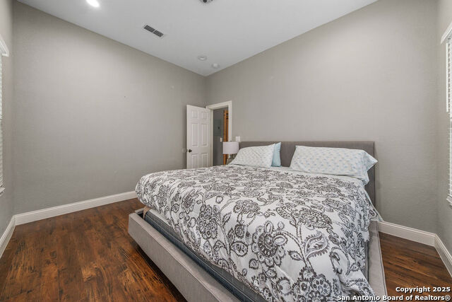 Listing photo id 27 for 702 Euclid Ave E