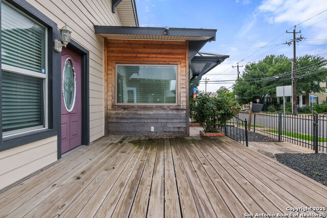 Listing photo id 1 for 702 Euclid Ave E