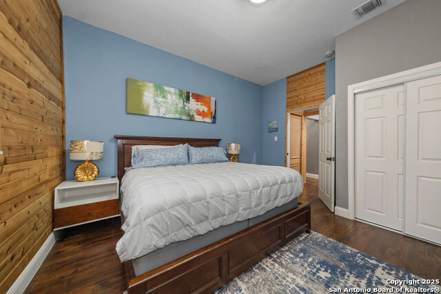 Listing photo id 33 for 702 Euclid Ave E