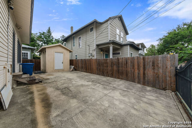 Listing photo id 36 for 702 Euclid Ave E