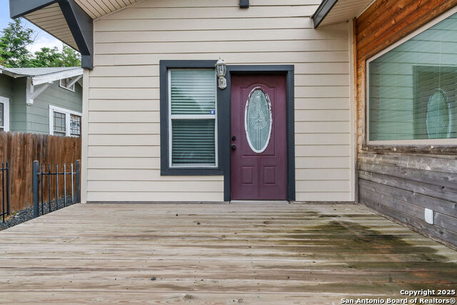 Listing photo id 2 for 702 Euclid Ave E