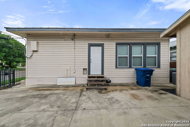 Listing photo id 38 for 702 Euclid Ave E