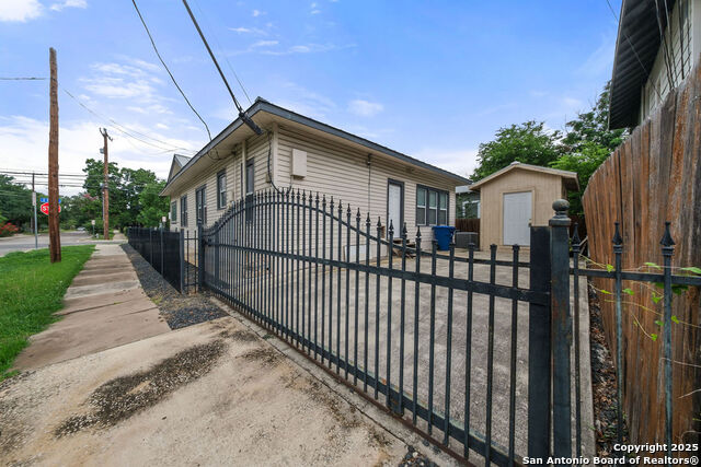 Listing photo id 40 for 702 Euclid Ave E