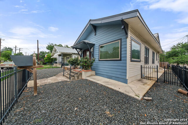 Listing photo id 3 for 702 Euclid Ave E