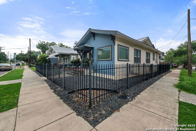 Listing photo id 5 for 702 Euclid Ave E