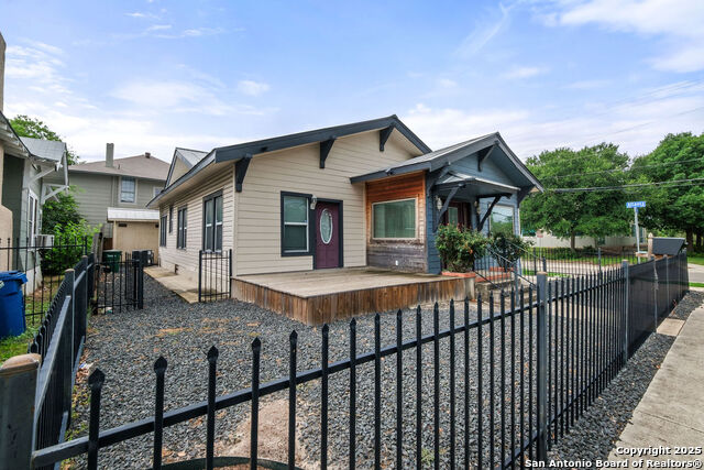 Listing photo id 7 for 702 Euclid Ave E
