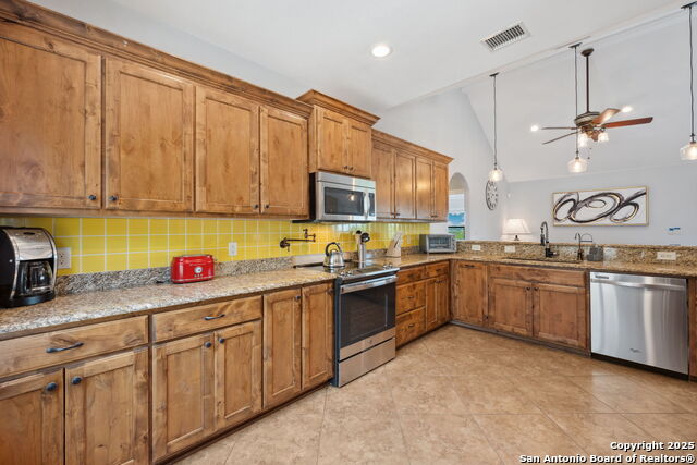 Listing photo id 11 for 632 Lasso Loop