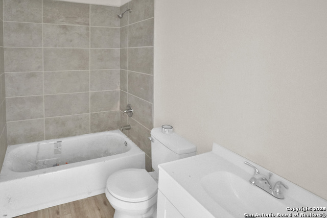Image 11 of 14 For 2402 Martin St W