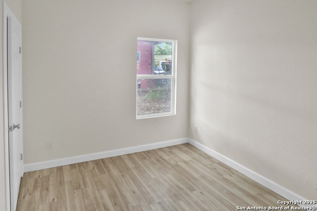 Image 12 of 14 For 2402 Martin St W