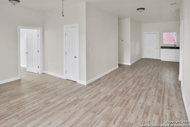 Image 3 of 14 For 2402 Martin St W
