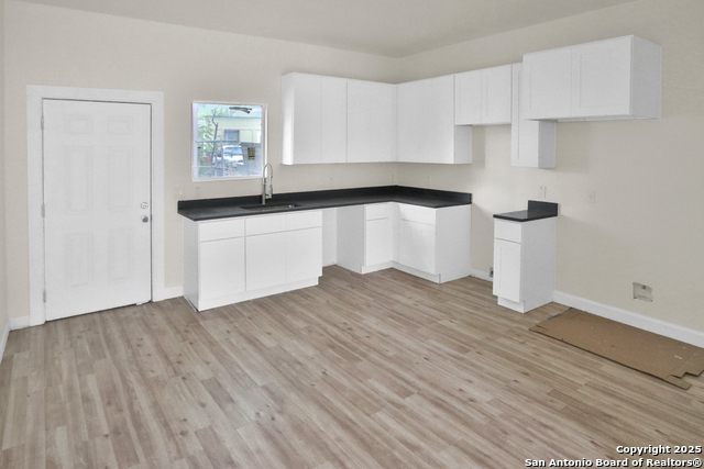 Image 4 of 14 For 2402 Martin St W