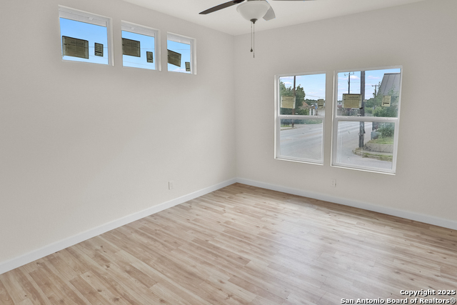 Image 7 of 14 For 2402 Martin St W