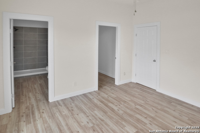 Image 8 of 14 For 2402 Martin St W
