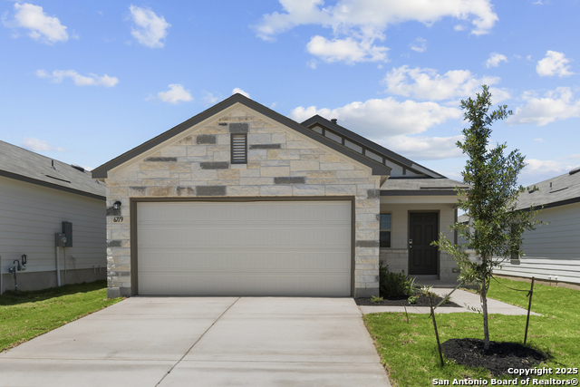 Listing photo id 3 for 4229 Carlotta Drive