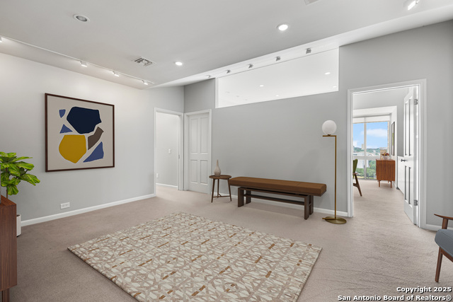 Listing photo id 2 for 4001 New Braunfels N 804-a