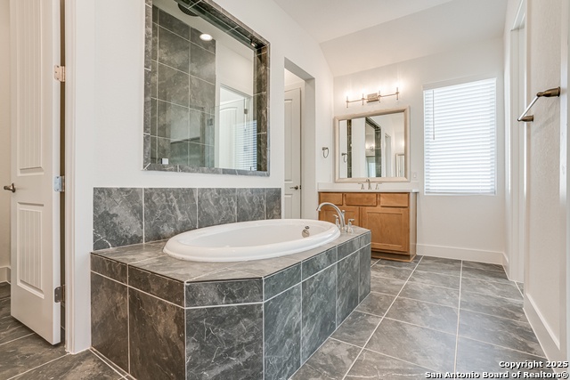 Listing photo id 17 for 5240 Estates Oak Way