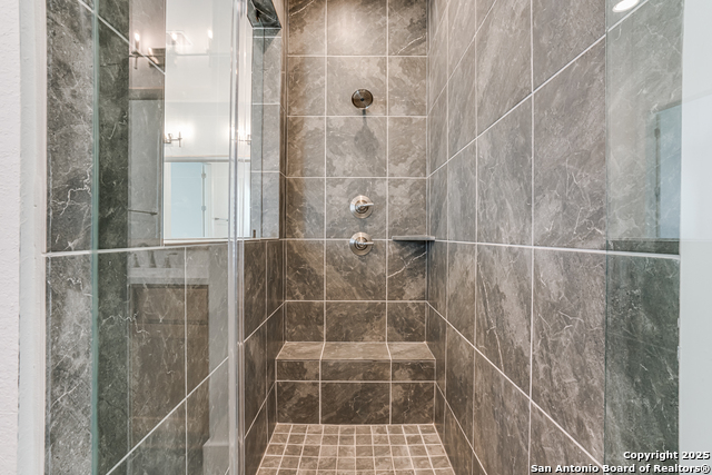 Listing photo id 18 for 5240 Estates Oak Way
