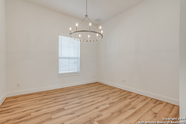 Listing photo id 4 for 5240 Estates Oak Way
