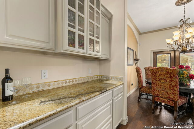 Listing photo id 15 for 443 Rosewood Dr